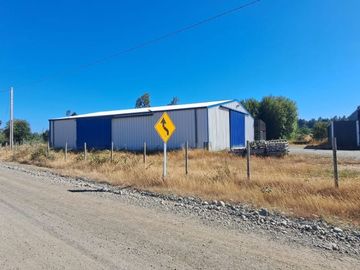 Se vende propiedad de 10.000 m2 lista para la instalación de una Fabrica o empresa en el sector de Cuchuy bajo a 13 km de Los Lagos.