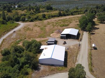 Se vende propiedad de 10.000 m2 lista para la instalación de una Fabrica o empresa en el sector de Cuchuy bajo a 13 km de Los Lagos.