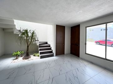 CASA NUEVA EN VENTA CAÑADAS DEL BOSQUE, Tres Marías, zona de hospitales. ARQUITECTURA MODERNA, ACABADOS DE LUJO