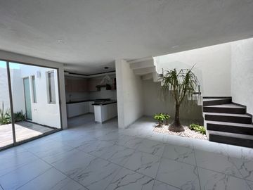 CASA NUEVA EN VENTA CAÑADAS DEL BOSQUE, Tres Marías, zona de hospitales. ARQUITECTURA MODERNA, ACABADOS DE LUJO