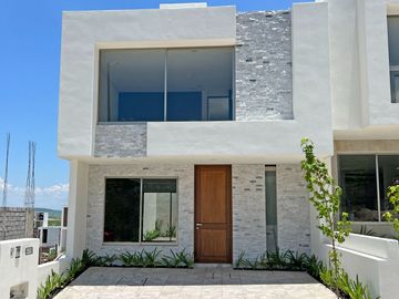 CASA NUEVA EN VENTA CAÑADAS DEL BOSQUE, Tres Marías, zona de hospitales. ARQUITECTURA MODERNA, ACABADOS DE LUJO