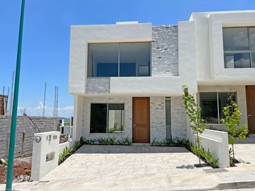 CASA NUEVA EN VENTA CAÑADAS DEL BOSQUE, Tres Marías, zona de hospitales. ARQUITECTURA MODERNA, ACABADOS DE LUJO