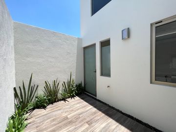 CASA NUEVA EN VENTA CAÑADAS DEL BOSQUE, Tres Marías, zona de hospitales. ARQUITECTURA MODERNA, ACABADOS DE LUJO