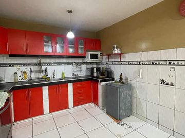 VENDO CASA FRENTE A PARQUE EN EL CALLAO PRACTICAMENTE DE ESTRENO!!