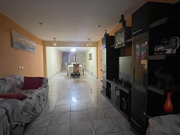 VENDO CASA FRENTE A PARQUE EN EL CALLAO PRACTICAMENTE DE ESTRENO!!