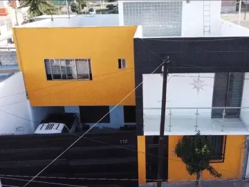 Casa Minimalista de 3 Pisos, 3 Recámaras, 5 Baños, Centro de Pachuca, Hidalgo.