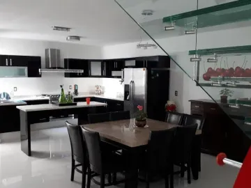 Casa Minimalista de 3 Pisos, 3 Recámaras, 5 Baños, Centro de Pachuca, Hidalgo.