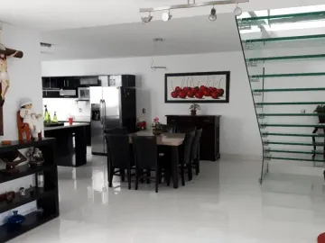 Casa Minimalista de 3 Pisos, 3 Recámaras, 5 Baños, Centro de Pachuca, Hidalgo.