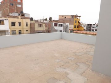 Casa de 2 pisos más azotea, jardín interior, 5 dormitorios