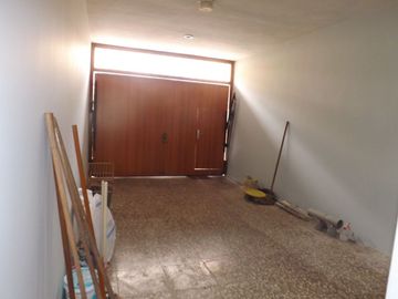 Casa de 2 pisos más azotea, jardín interior, 5 dormitorios