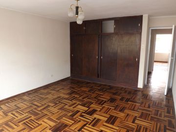 Casa de 2 pisos más azotea, jardín interior, 5 dormitorios