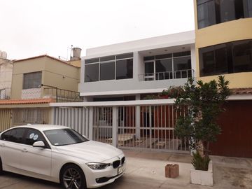 Casa de 2 pisos más azotea, jardín interior, 5 dormitorios