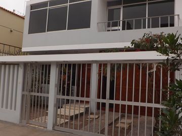 Casa de 2 pisos más azotea, jardín interior, 5 dormitorios