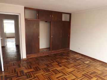 Casa de 2 pisos más azotea, jardín interior, 5 dormitorios