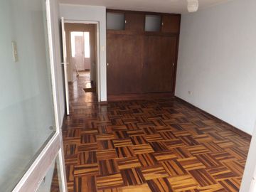 Casa de 2 pisos más azotea, jardín interior, 5 dormitorios