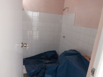 Casa de 2 pisos más azotea, jardín interior, 5 dormitorios