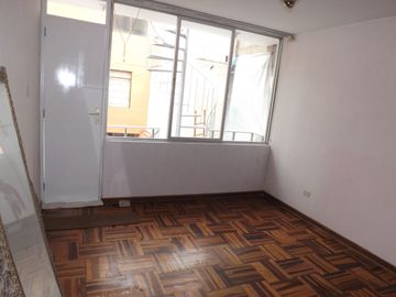 Casa de 2 pisos más azotea, jardín interior, 5 dormitorios