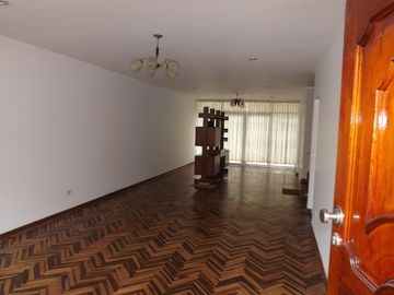Casa de 2 pisos más azotea, jardín interior, 5 dormitorios