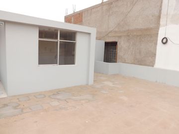 Casa de 2 pisos más azotea, jardín interior, 5 dormitorios