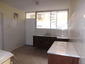 Casa de 2 pisos más azotea, jardín interior, 5 dormitorios
