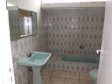 Casa de 2 pisos más azotea, jardín interior, 5 dormitorios