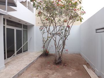 Casa de 2 pisos más azotea, jardín interior, 5 dormitorios