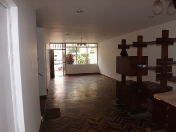 Casa de 2 pisos más azotea, jardín interior, 5 dormitorios