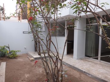 Casa de 2 pisos más azotea, jardín interior, 5 dormitorios