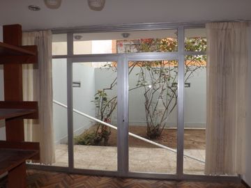 Casa de 2 pisos más azotea, jardín interior, 5 dormitorios