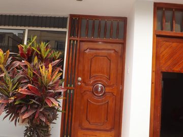 Casa de 2 pisos más azotea, jardín interior, 5 dormitorios