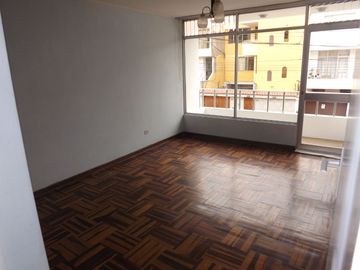 Casa de 2 pisos más azotea, jardín interior, 5 dormitorios