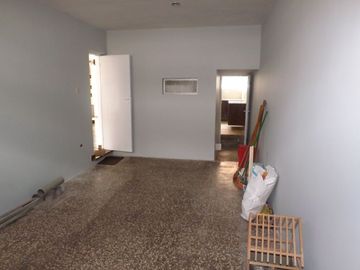 Casa de 2 pisos más azotea, jardín interior, 5 dormitorios