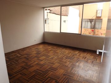 Casa de 2 pisos más azotea, jardín interior, 5 dormitorios