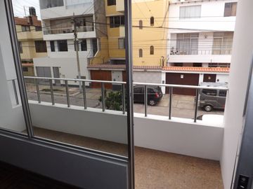Casa de 2 pisos más azotea, jardín interior, 5 dormitorios