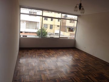 Casa de 2 pisos más azotea, jardín interior, 5 dormitorios
