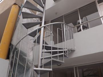 Casa de 2 pisos más azotea, jardín interior, 5 dormitorios