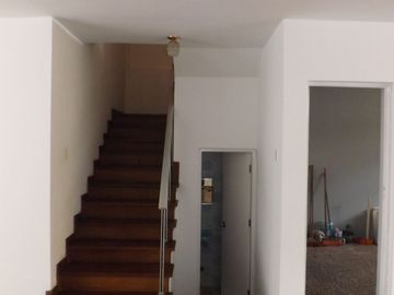 Casa de 2 pisos más azotea, jardín interior, 5 dormitorios