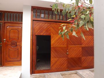 Casa de 2 pisos más azotea, jardín interior, 5 dormitorios