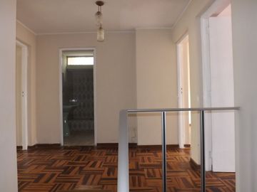 Casa de 2 pisos más azotea, jardín interior, 5 dormitorios