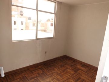 Casa de 2 pisos más azotea, jardín interior, 5 dormitorios