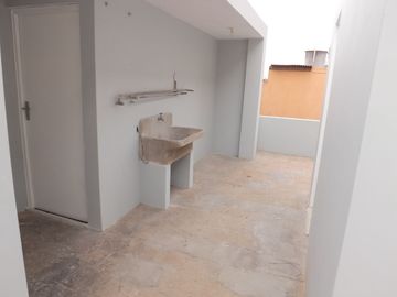 Casa de 2 pisos más azotea, jardín interior, 5 dormitorios