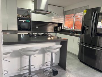 SE VENDE CASA REMODELADA EN CAMPOARAGON