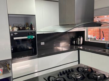 SE VENDE CASA REMODELADA EN CAMPOARAGON