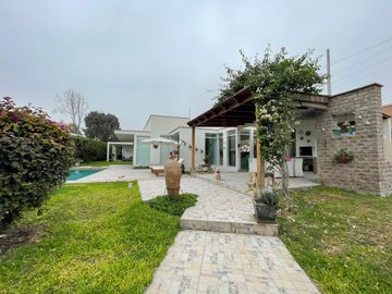 CASA DE LINDO DISEÑO Y PISCINA EN CONDOMINIO PRIVADO PASO CHICO