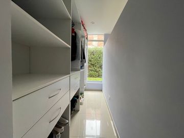 CASA DE LINDO DISEÑO Y PISCINA EN CONDOMINIO PRIVADO PASO CHICO