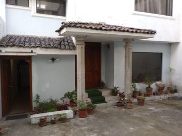VENDO AMPLIA CASA DE 4 DORMITORIOS, SECTOR AMAGASI DEL INCA, AMPLIA, FABULOSA,