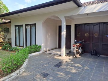 DISEWAKAN RUMAH (Ada Kolam Renang) DI JL. KEMANG TIMUR JAKARTA SELATAN