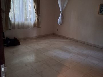 DISEWAKAN RUMAH (Ada Kolam Renang) DI JL. KEMANG TIMUR JAKARTA SELATAN