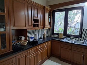 DISEWAKAN RUMAH (Ada Kolam Renang) DI JL. KEMANG TIMUR JAKARTA SELATAN