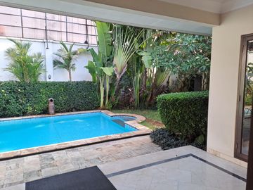 DISEWAKAN RUMAH (Ada Kolam Renang) DI JL. KEMANG TIMUR JAKARTA SELATAN